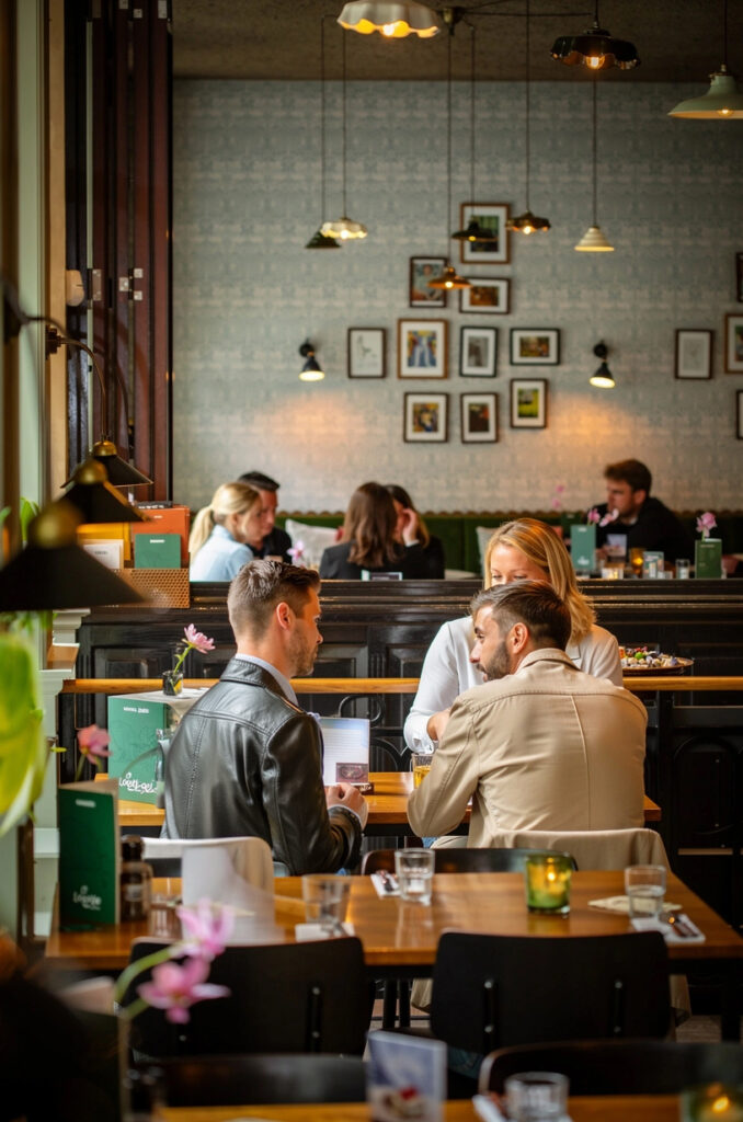 Gasten aan tafel in het sfeervolle interieur van Loetje Leiden.