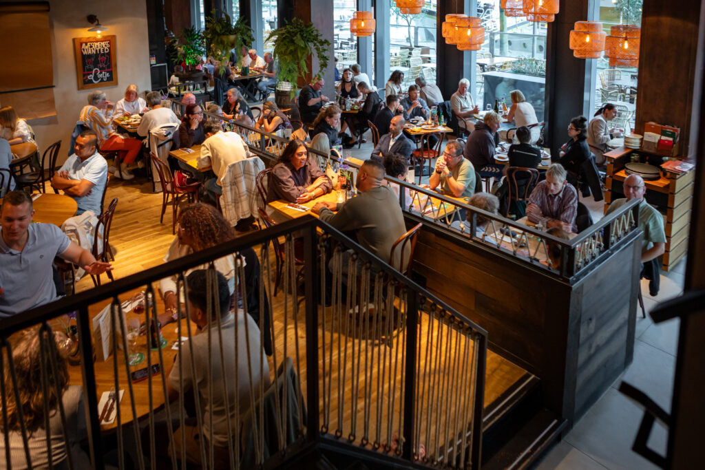 Restaurantgedeelte van Loetje Rotterdam Kop van Zuid vol met gasten.