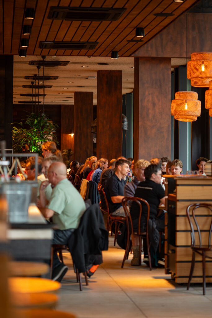 Restaurantgedeelte van Loetje Rotterdam Kop van Zuid met gasten.