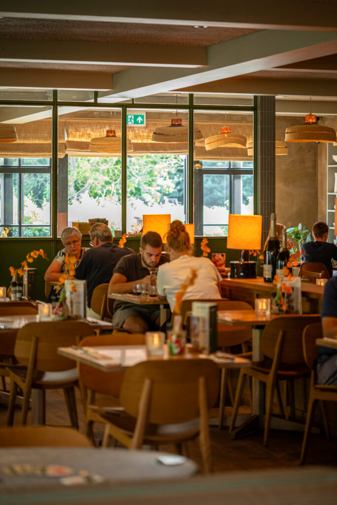 Gasten die samen eten in het sfeervolle restaurant van Loetje Vught.