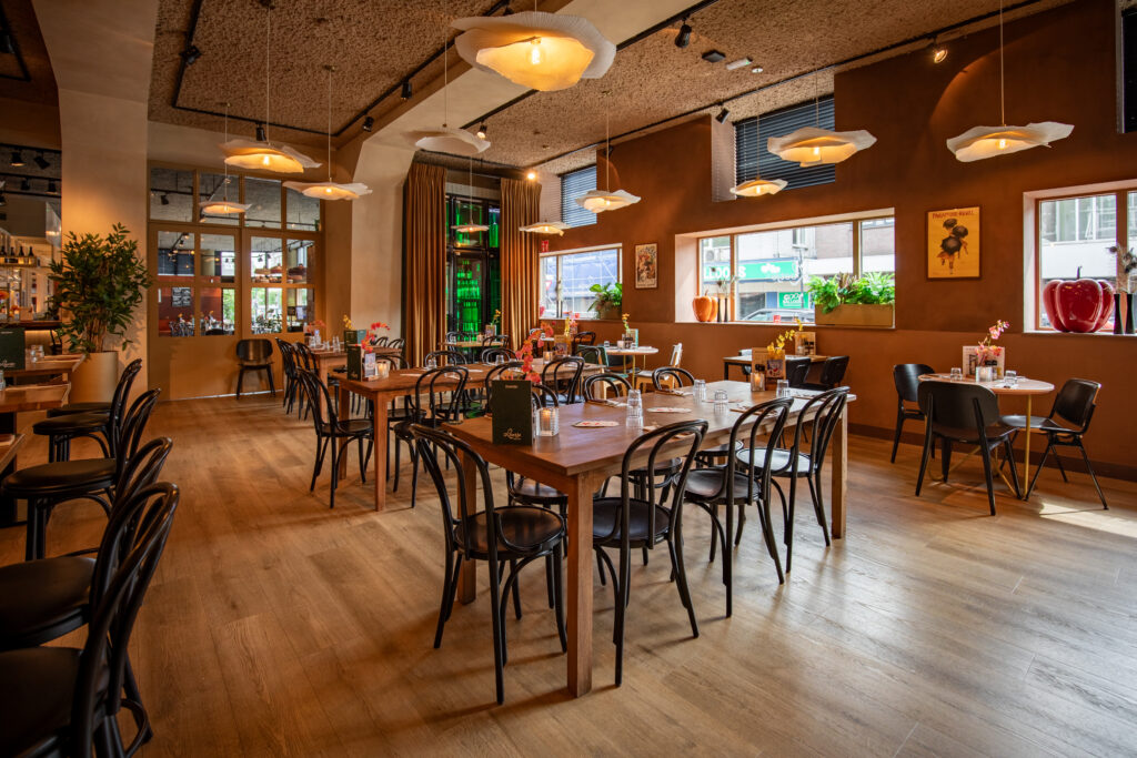 Ruim interieur van Loetje Zeist met gedekte tafels en warme verlichting.