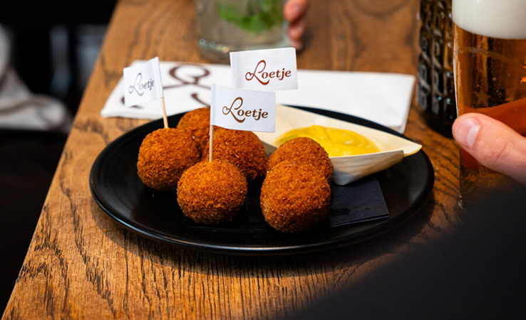 Bitterballen en bier tijdens een bedrijfsborrel bij Loetje