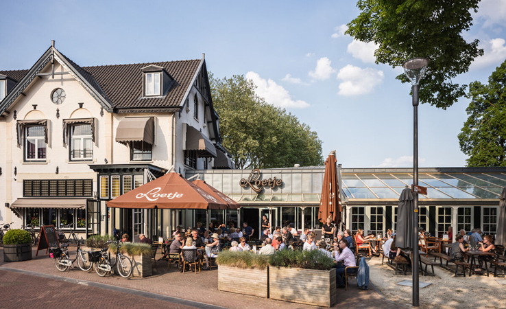 Gevel van Loetje Gorssel met terras vol met gasten